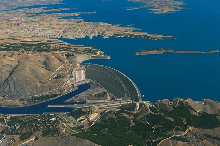 Het plaatsen van 21 dammen int de rivier de Eufraat, maakt dat deze rivier in Turkije de "grote" rivier is .