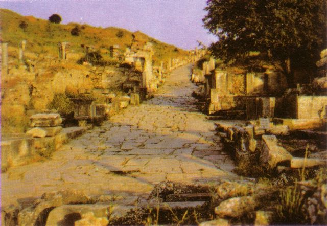 De heilige stad Efeze is kort tijd hierna tot een ruïne geworden, nadat de haven was dichtgeslibd.