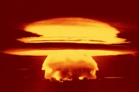 De beheersing van vuur in een explosiemotor resulteert in de atoombom.