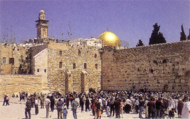 De bidder bij de Westelijke (Klaag)muur staat met de rug naar Golgotha, waar Jezus Christus buiten de muren van de stad ieder mens aanklaagde.